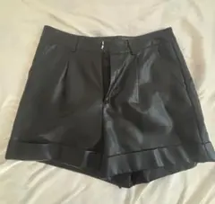 レザーショートパンツ