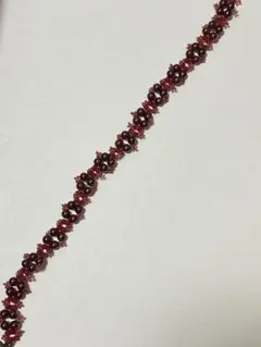 赤いビーズとパールのチョーカー