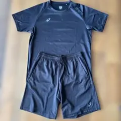 ASICS ブラック Tシャツとショーツセット