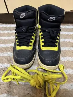 Nike ブラック/イエロー ハイカットスニーカー