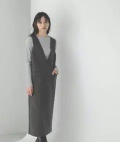 ナチュラルビューティーベーシック 美品 Vネックストレートジャンスカ チャコール