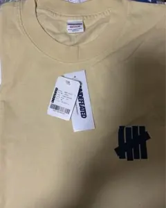 [新品]UNDEFEATED アンディーフィーテッド ロゴTEE Tシャツ 黄色