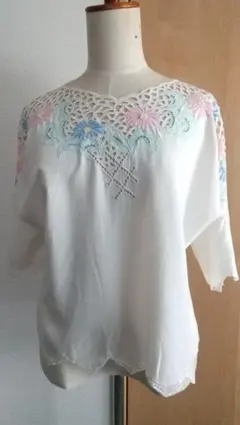 刺繍入りホワイト半袖ブラウス