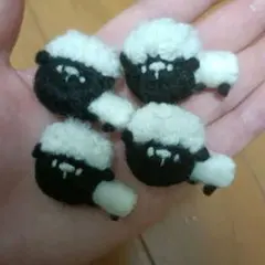 羊毛フェルト　ブローチ　ひつじ　4個