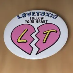 ラブトキシック（LOVETOXIC）の割れたハートと「L T」の文字缶バッジ