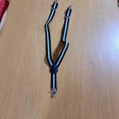 黒と白のストライプ サスペンダー