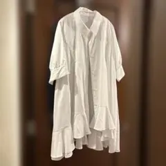 ホワイト フリルデザイン 半袖シャツ未使用品更にお値下げのサムネイル