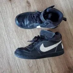 ２日限定値段!Nike 子供ブラック ホワイト ハイカットスニーカー