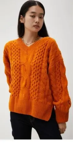 新品タグ付きAZUL by moussy オレンジ Vネック ケーブルニット