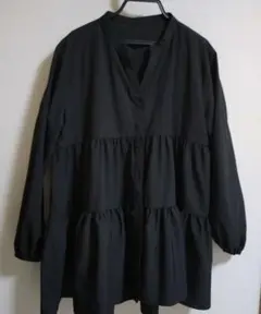 黒いティアードデザイン長袖チュニック