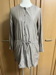 UNIQLO シャイニーレーヨン長袖 ベージュ ボタン付き チュニックユニクロ