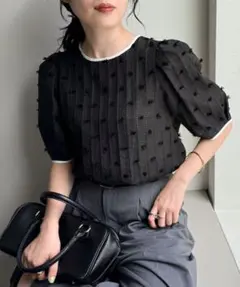 FREDY&GLOSTER シアー ジャガード パイピング 半袖 ブラウス 黒のサムネイル