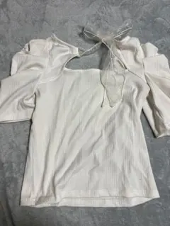 オフショルダーリボン付きホワイトTシャツ