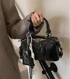 ブラックロゴショルダーバッグ