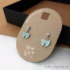 水色の蝶デザインピアス