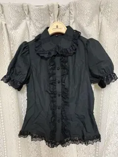 BODYLINE 黒フリル付きパフスリーブシャツ