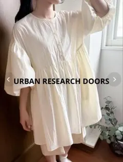 美品URBAN RESEARCH DOORSパフスリーブ切替ペプラムチュニックのサムネイル