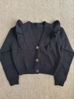 フリル付きブラッククロップドカーディガン