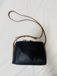 Kitamura キタムラ ショルダーバッグ ブラック キャメル　レザー Kロゴのサムネイル