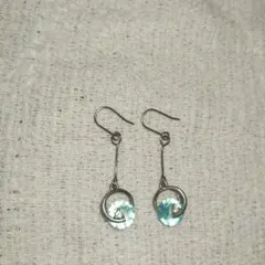 波デザイン 青色ピアス 約5cm