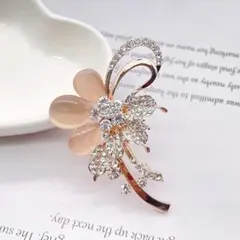 ラインストーン アクセサリー 花　ゴールド パール　花 再入荷♡　ピンブローチ