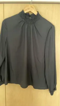 ブラックフリル付きハイネックシャツ