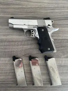 V10 Ultra Compact ガスガン .45口径 3マガジン付きのサムネイル