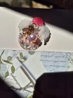天使の羽根とハート型チャーム