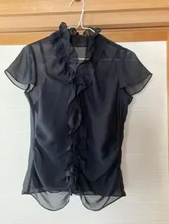 黒いフリル付き半袖シャツとキャミソールセット