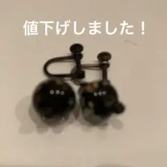 カラフル模様の黒色ボールイヤリング