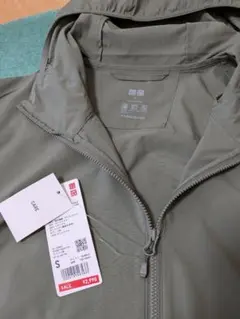 ☆新品、タグ付　ユニクロ　ポケッタブルナイロンジャケット S　グリーン☆