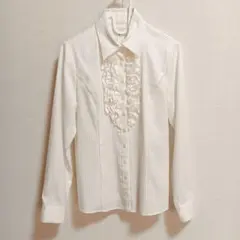 上品なフリル付き　ストライプ長袖シャツ　ホワイト　懇談会　メルカリ便（送料込み）