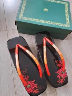婦人用下駄　 黒と赤の花柄 箱付き