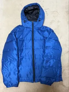 青いフード付きダウンジャケット