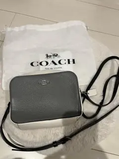 バイカラーcoachカメラバッグ 保存袋付き（新品未使用品）のサムネイル