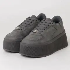 グレー スニーカー