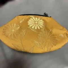 和布の花柄イエローポーチ　 内側の中はめでたい鯛の模様の生地です。
