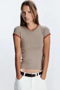 ベージュと赤のリブ付き半袖Tシャツ　ZARA