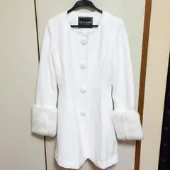 セシル マクビーの可愛いファー付きコート 白