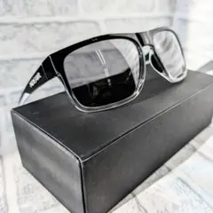 新品　光でレンズの色が変わる　調光　偏光サングラス　軽量ウェリントン