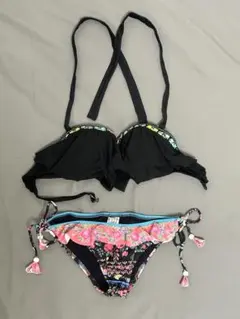 三愛　フリル付きブラック花柄ビキニ
