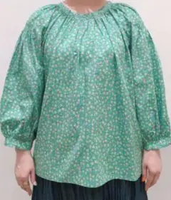 SARAH WEAR　サラウェア　　リバティプリントシャーリングブラウス