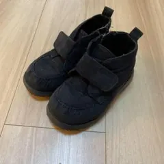 黒いジッパー付きブーツ