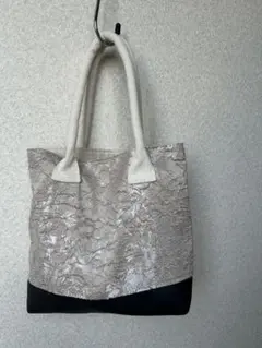 シャンパンゴールドと黒の布製トートバッグ