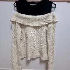 アイボリーと黒のオフショルダーケーブルニット