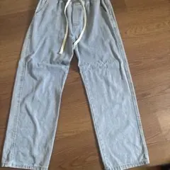 ライトグレー ストレートデニムパンツ