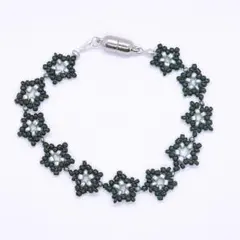 【ハンドメイド】マグネット式 ビーズ編みブレスレット（モノトーン・星モチーフ）
