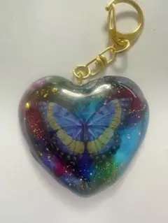 蝶のデザイン ハート型レジンチャーム