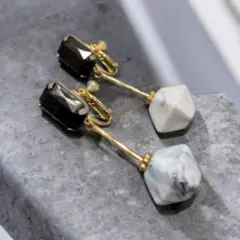 【フォロー割5%オフ❗️】イヤリング　ビジュー　黒　白　マーブル柄　ゴールド