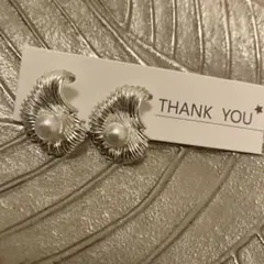 シルバー 波状デザイン パールピアス